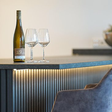 WeinQuartier Boujong Theke mit Weinflasche