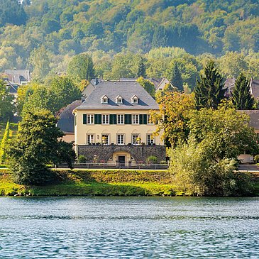 Landaus am Moselufer Wehlen