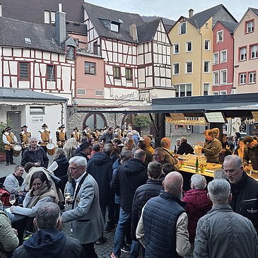Mobilder Weinstand auf dem Karlsbader Platz