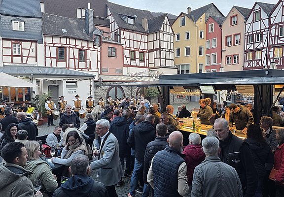 Mobilder Weinstand auf dem Karlsbader Platz