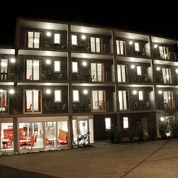 _MG_8889 Rückansicht bei Nacht Komplett
