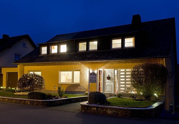 Hausansicht vorne dunkel