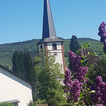 St. Martin Kirche Dreis mit Flieder