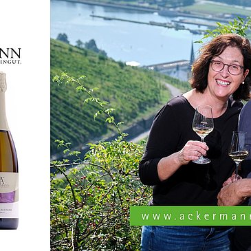 Weinflaschen und Winzer im Weinberg