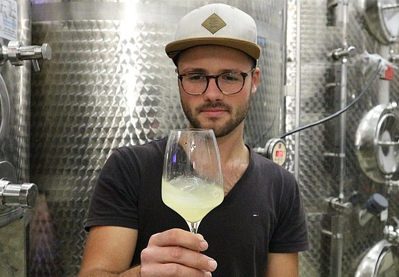 Winzer im Weinkeller