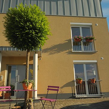 Eingang und Parken