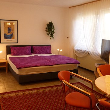 Ruhebereich mit Boxspringbett_Wohnung A