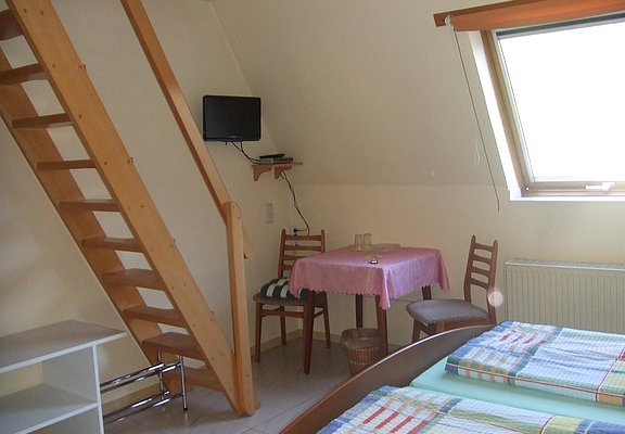 ZImmer mit Treppe zur Empore