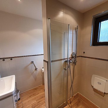 Badezimmer mit ebenerdiger Dusche