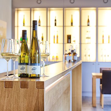 Vinothek mit Weinflaschen und Gläsern