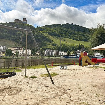 Schaukel mit Sandkasten