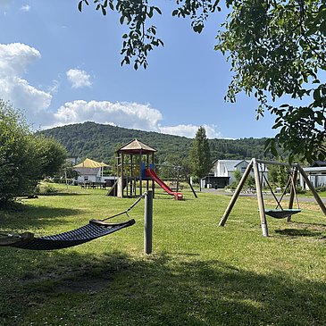Hängematten, Rutsche und Schaukel