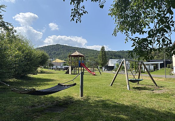 Hängematten, Rutsche und Schaukel