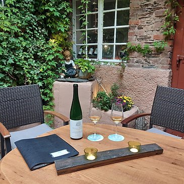 Straußwirtschaft im Innenhof