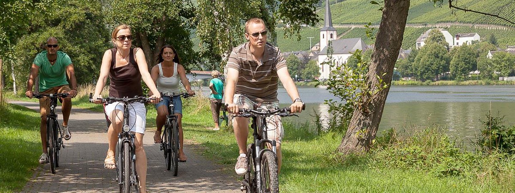 Radeln am Moselufer