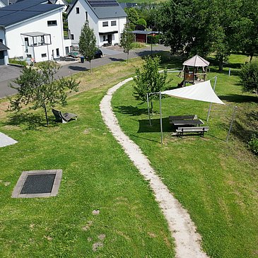 Trampolin, Tischtennis und Sitzgmöglichkeiten