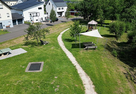 Trampolin, Tischtennis und Sitzgmöglichkeiten