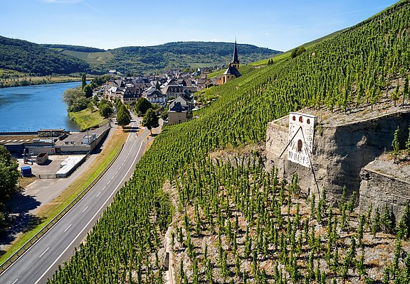 Sonnenuhr Zeltingen in den Moselweinbergen